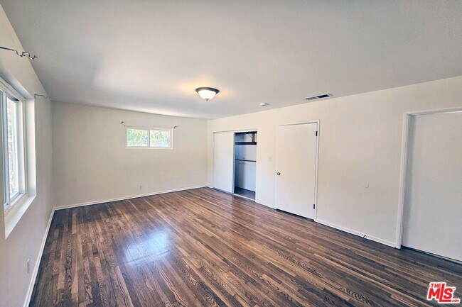 Building Photo - 3700 Glenwood Ave