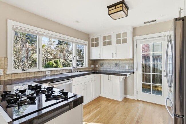 Building Photo - 954 Sunlite Dr