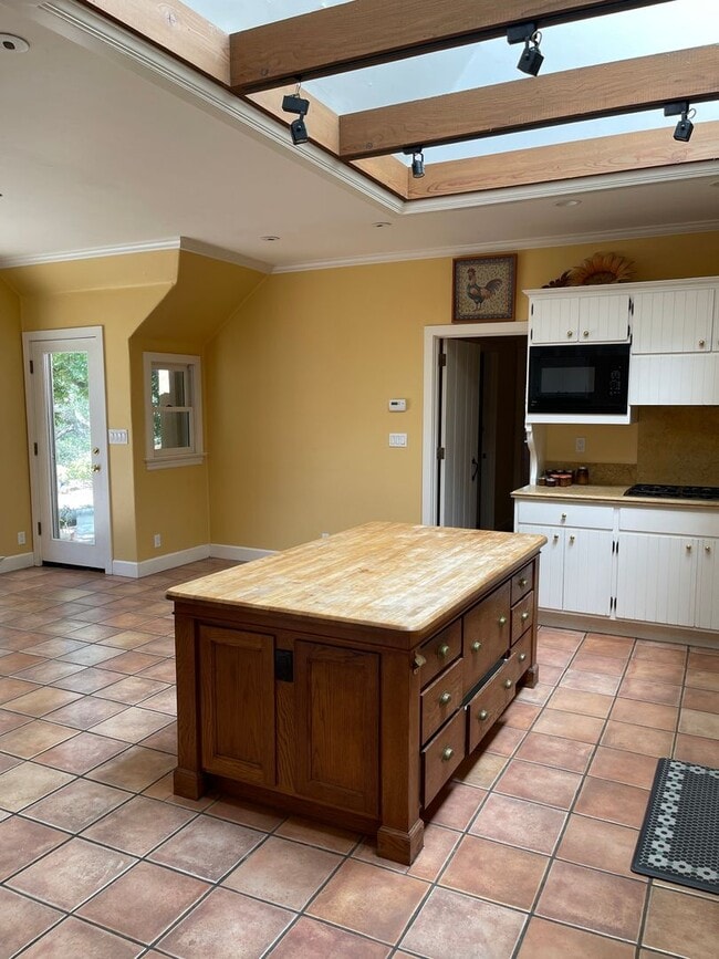 Building Photo - Spacious hilltop home, cul de sac location, fabulous views, Excellent Palo Alto Schools!