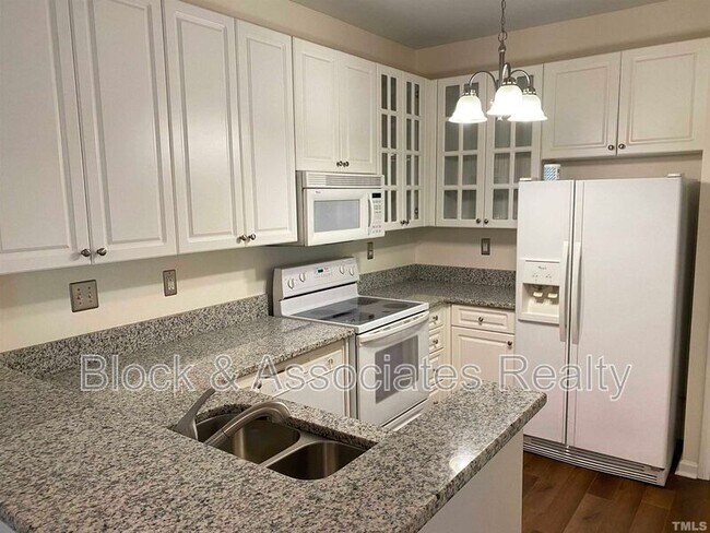 Building Photo - 2110 Breezeway Dr