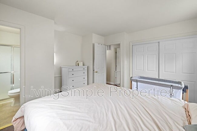 Building Photo - 1213 Gladstone Dr