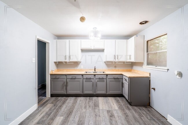 Building Photo - Updated 3 Bed / 1 Bath Ranch-Style Home