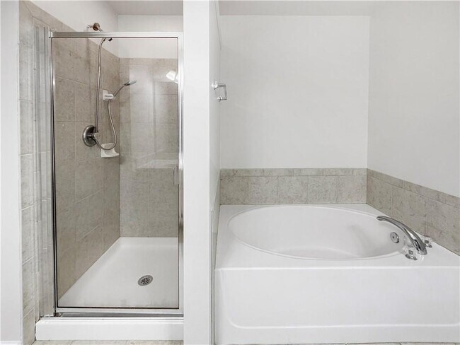 Building Photo - 2425 Fairlie Dr