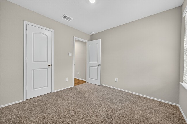 Building Photo - 40320 Hilltop Pr Dr