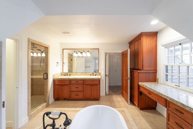 Building Photo - Luxurious Portland Heights home tucked awa...