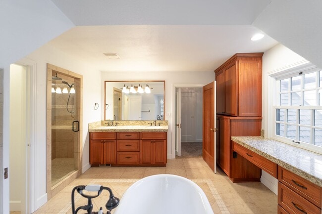 Building Photo - Luxurious Portland Heights home tucked away on a private street on nearly half an acre.