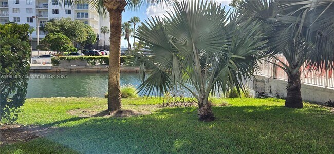 Building Photo - 400 Kings Point Dr