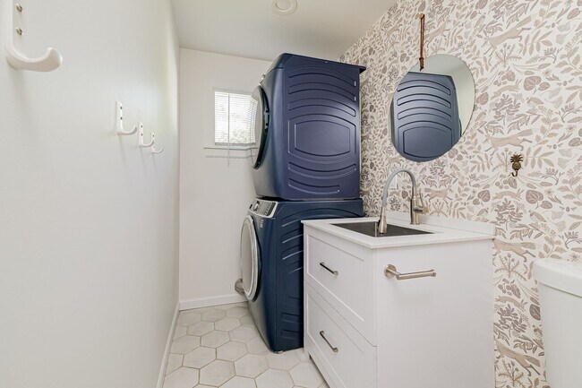 Building Photo - Warm and Welcoming 3 Bedroom in Prime Seattle Location