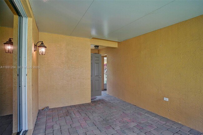 Building Photo - 2057 SE Avon Park Dr