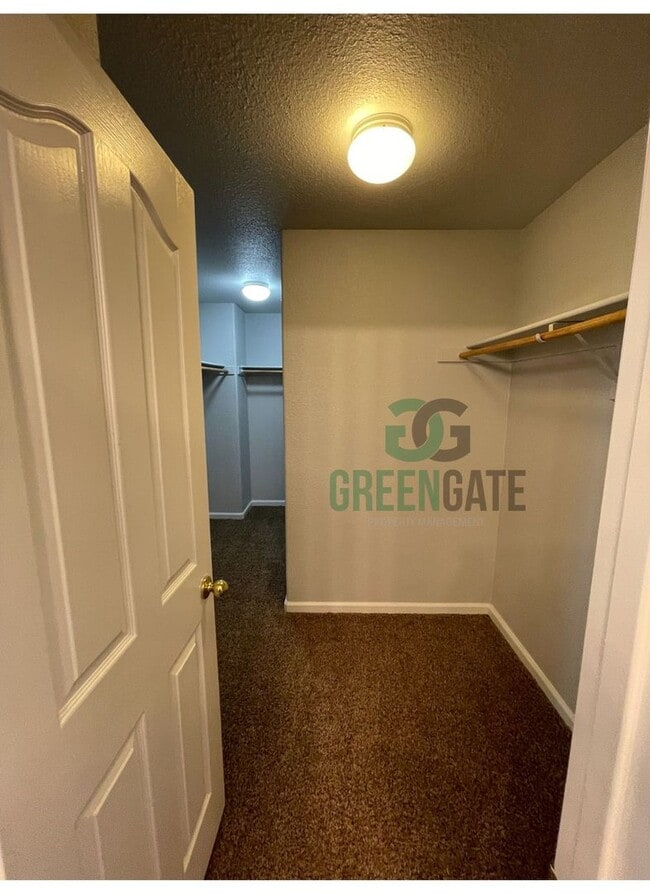 Building Photo - Two story 4 bedroom, 2.5 bath home in Stoc...