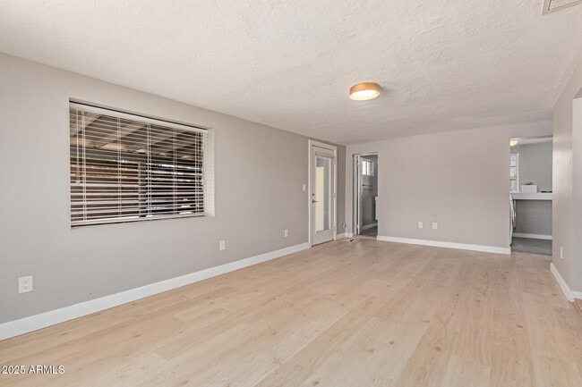 Building Photo - 1049 E Colter St