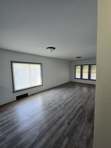Building Photo - 592 S Harrington St
