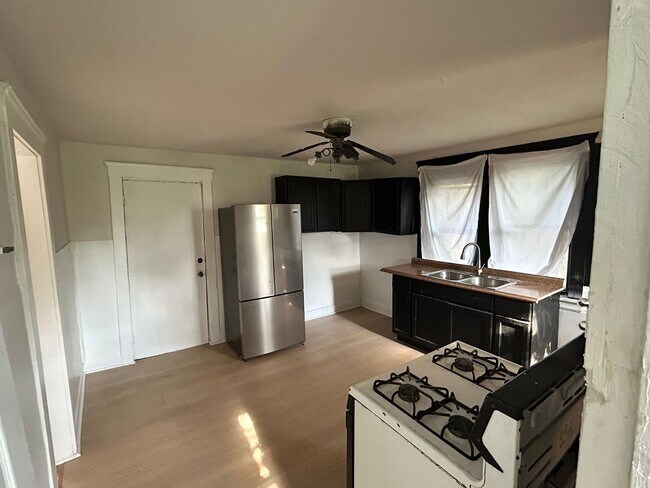 Building Photo - Beautiful Large 3 Bedroom Home West Cleveland