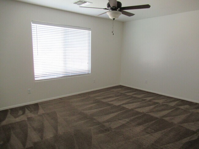 Building Photo - Spacious Home in Gated Community!