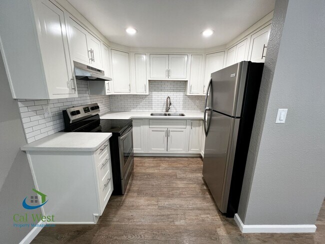 Building Photo - $2395 - Remodeled 2 Bed/1 Bath Upstairs Unit