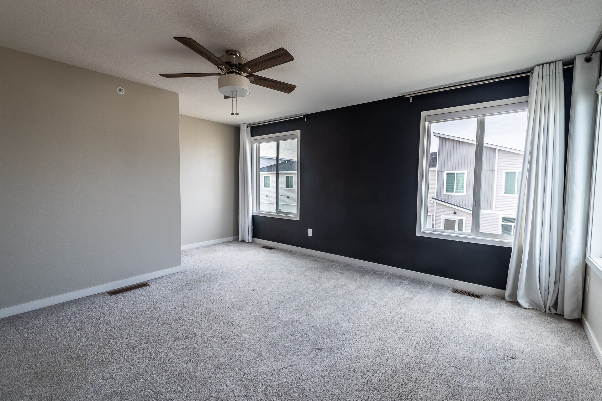 Building Photo - 329 NE Otter Dr