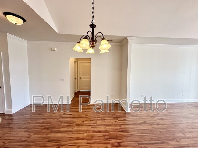 Building Photo - 120 Breezes Dr