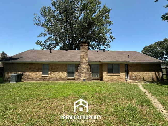 Building Photo - Gorgeous 4BR/2BA Bartlett Home with Brick Fireplace & Spacious Fenced Yard!