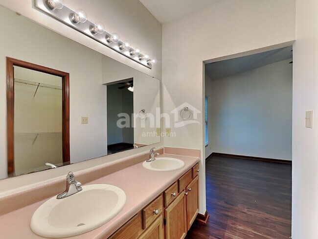 Building Photo - 9940 Wellcroft Ln