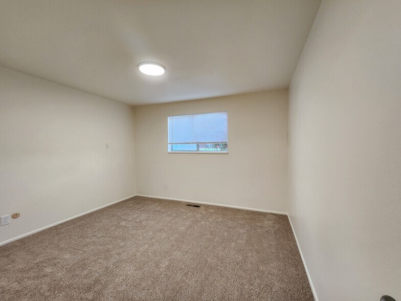 Building Photo - 361 E 650 N