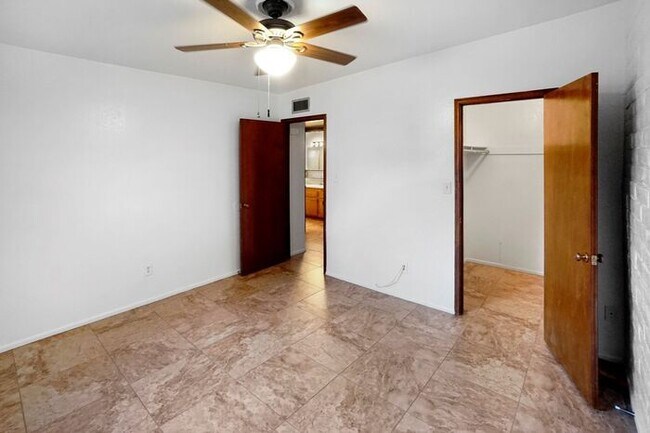 Building Photo - Radiant East Tucson Retreat: Bright 2-Bed with Large Private Backyard