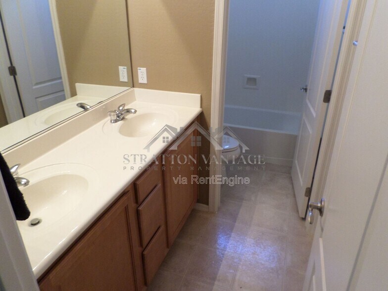 Building Photo - 4078 E Peach Tree Dr