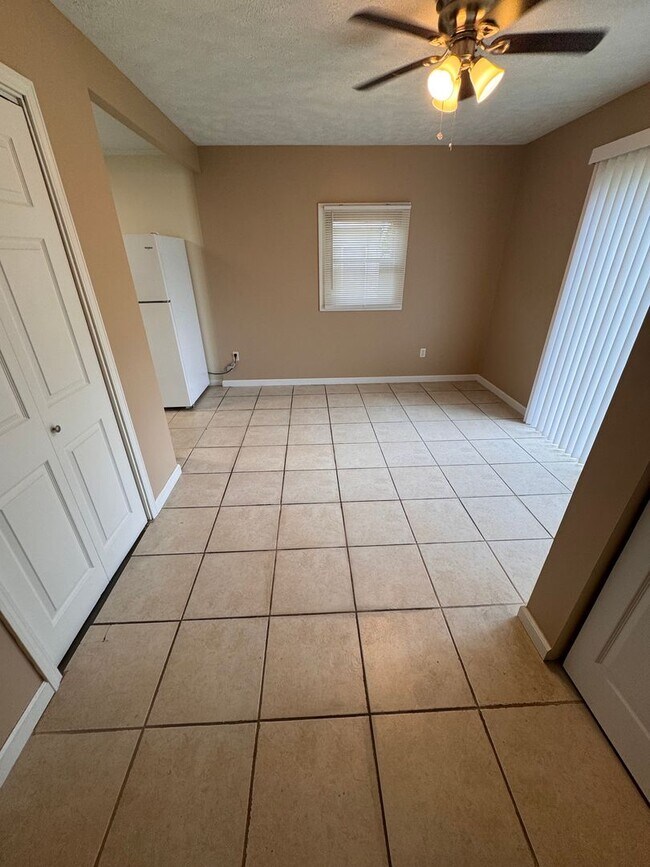 Building Photo - 3 Bedroom Home