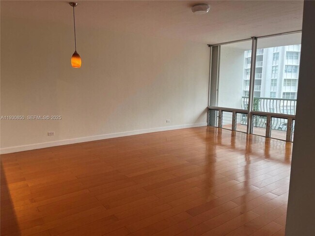 Building Photo - 1408 Brickell Bay Dr