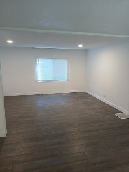 Building Photo - 2505 E Bay Dr