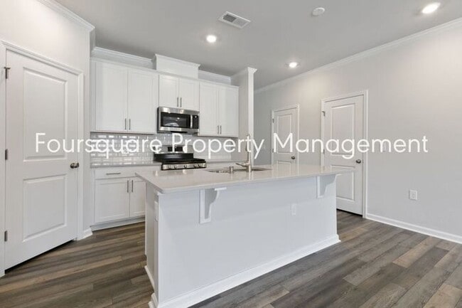 Building Photo - Townhome | Bonus Loft Space | Internet Inc...