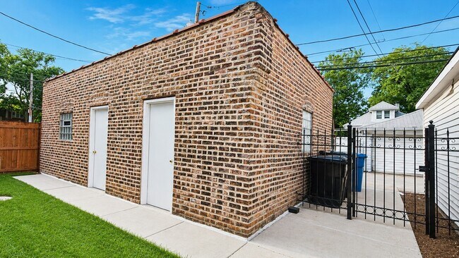 Building Photo - 3744 W Leland Ave