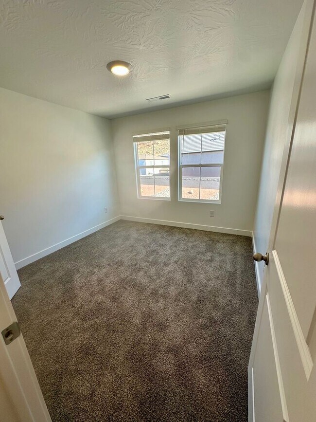 Building Photo - BRAND NEW Long Valley Home