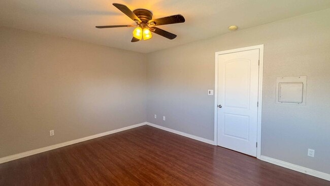 Building Photo - Enjoy Half Off Your First Month's Rent! 3-bedroom, 2.5-bath Split-Level Condo