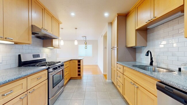 Building Photo - 3 Bedroom Home Available in East Richmond ...