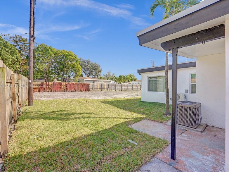 Building Photo - 6147 SW 40th St