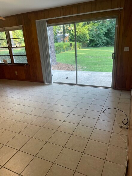 Family Rm - 4193 Dunmore Rd