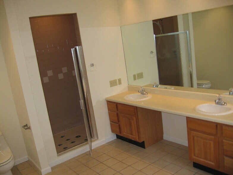 Building Photo - 10 Sanctuary Dr