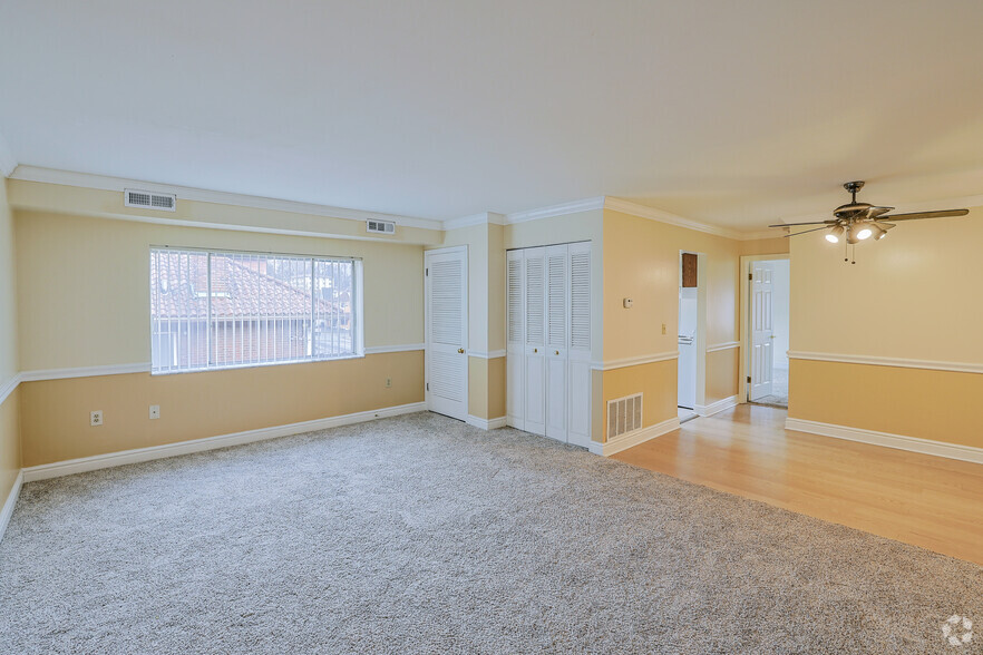 1BR, 1BA - 700SF - Living Room - 903 - 923 Mount Royal Blvd