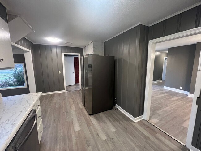 Building Photo - 4 Bedroom 2.5 Bathroom Home