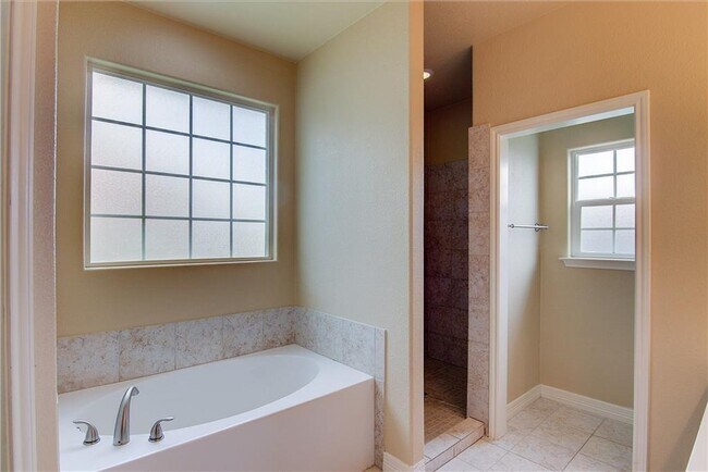 Building Photo - 221 Geode Ln
