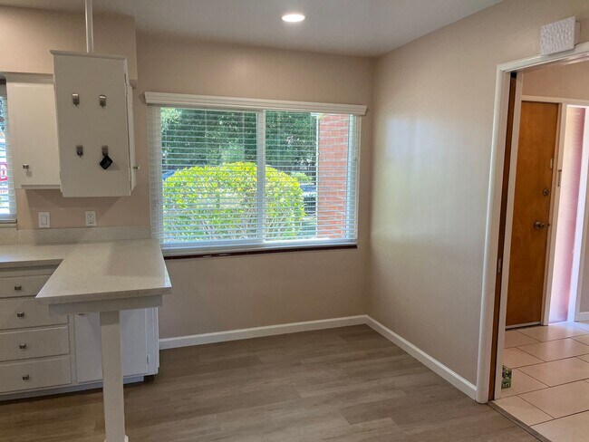 Building Photo - Los Gatos Living Just Minutes from Downtown & New Whole Foods