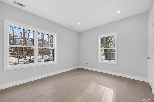 Building Photo - 10 Market St