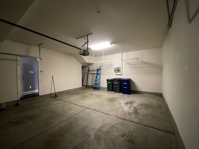 Building Photo - Charming 2-Bed / 2.5-Bath Townhouse in the...