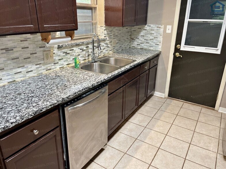 Building Photo - 4708 SE Sunnymeade