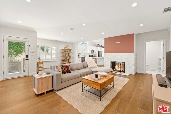 Building Photo - 11642 Acama St