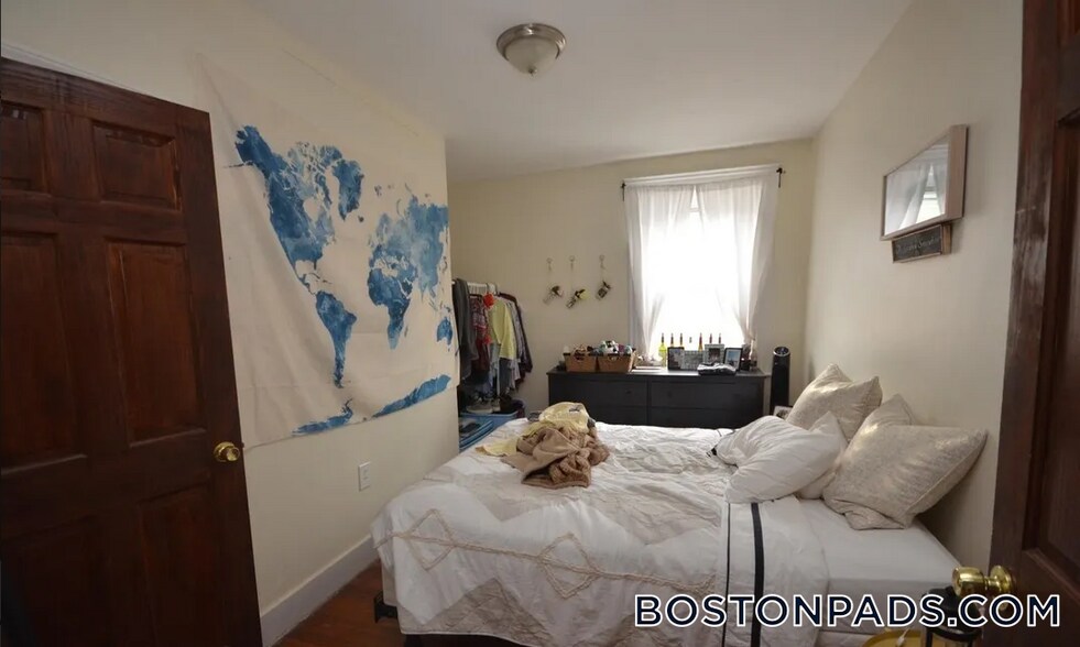 Building Photo - 240 Kelton St