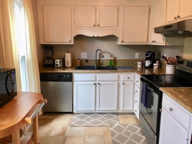 Building Photo - 2BD + Office Space/2.5 Bath - Townhome in ...