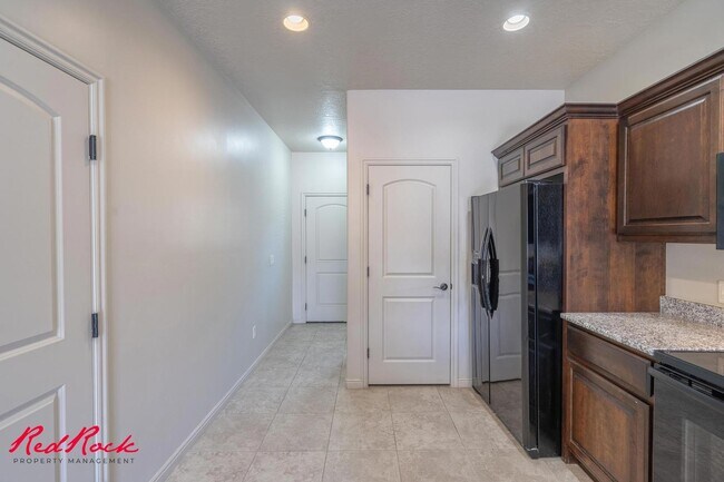 Building Photo - Charming 3 bedroom Townhome. 2 Community Pools!