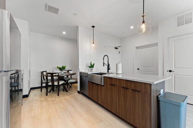 Building Photo - 600 Broadway-SI ID1240310P