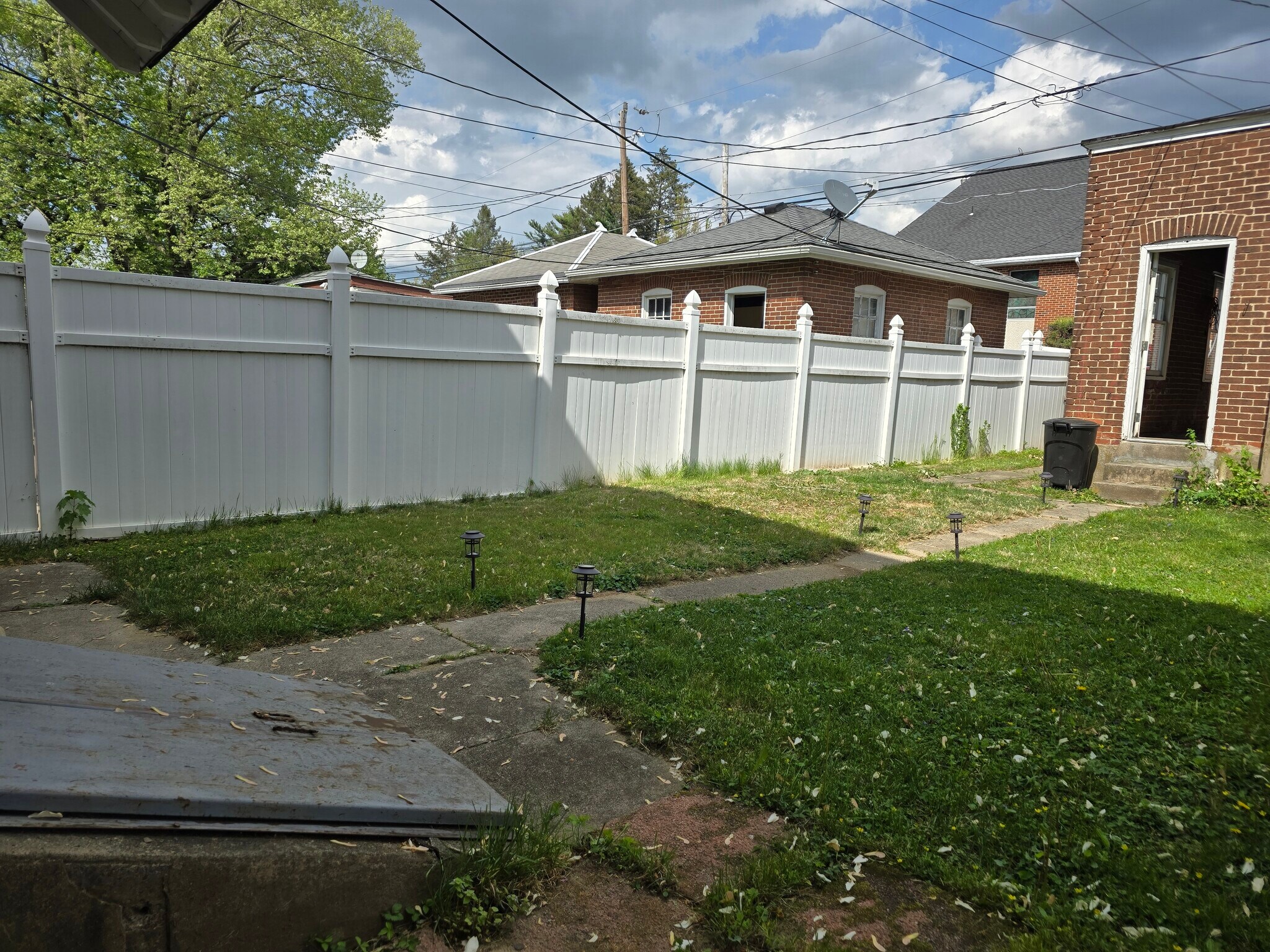 Building Photo - 937 S Poplar St